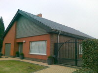 Ortgang- u. Gesimsverkleidung mit Eternit Cedral nichtbrennbare Fassadenpaneel mit eingeprägter Holzmaserung oder glatter, farbiger Oberfläche.