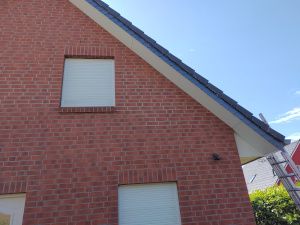 Dachüberstand erneuern mir Naturschiefer 20x20 u. Schichtstoffplatte weiß