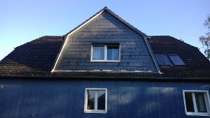 Verkleidung vorhandene Gaube mit Naturschiefer 30x30 Bogenschnitt