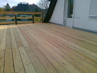 Terrasse mit Holzdielen Lärche und Abdichtung Rhepanol
