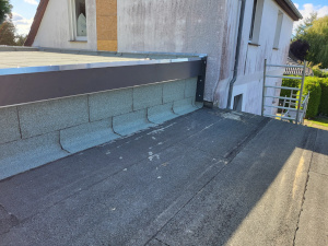 flach geneigtes Dach