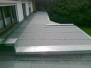 Bedachung neu mit 30 cm Isolation/Gef&auml;lled&auml;mmung mit Schwei&szlig;bahnen. Entw&auml;sserung au&szlig;enliegend.